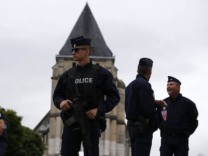 Varios polic&iacute;as vigilan los alrededores de la iglesia de Saint Etienne du Rouvray, Normand&iacute;a.