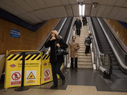 Escaleras mecánicas fuera de servicio en la estación de metro de Alonso Martinez, el pasado miércoles. 