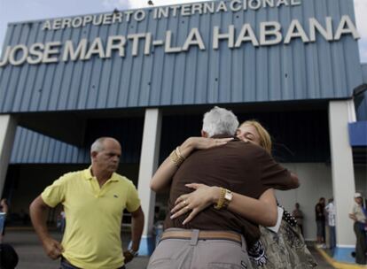 Una mujer abraza a sus familiares tras llegar al aeropuerto de La Habana procedente de Estados Unidos.