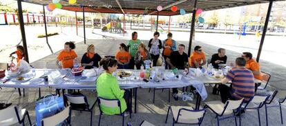 Familias del colegio Ciutat de Cremona encerrados en el centro durante las fiestas falleras.