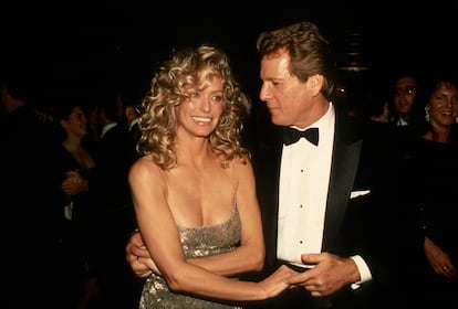 Farrah Fawcett y Ryan O'Neal, durante una estreno en Nueva York, en 1989.