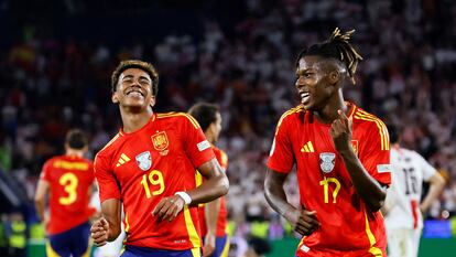 Lamine Yamal y Nico Williams celebran tras el tercer gol de España ante Georgia.