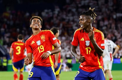 Lamine Yamal y Nico Williams celebran tras el tercer gol de España ante Georgia.