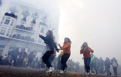 Ambiente en la plaza del Ayuntamiento de Valencia tras el disparo de la mascletá, el 15 de marzo de 2016. 