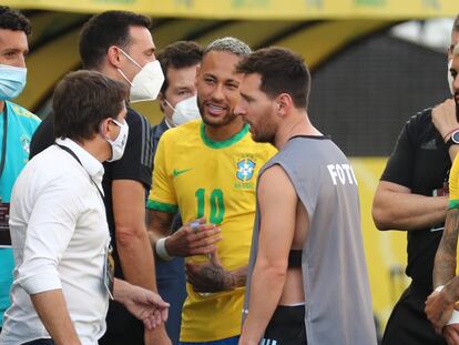 Messi y Neymar, entre otros jugadores, durante las conversaciones posteriores a la suspensión del partido.