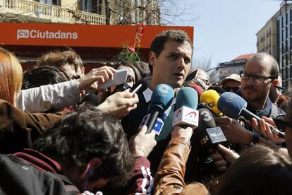 El presidente de Ciudadanos, Albert Rivera, atiende a los medios en la Feria del libro con motivo de la Diada de Sant Jordi