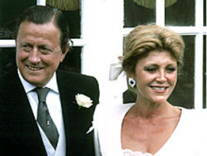 Los barones Thyssen posan tras la ceremonia de su matrimonio civil, el 16 de agosto de 1985 en la localidad inglesa de Moreton in Marsh, acompañados por Borja Alejandro.