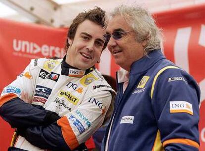 Fernando Alonso dialoga con Flavio Briatore.