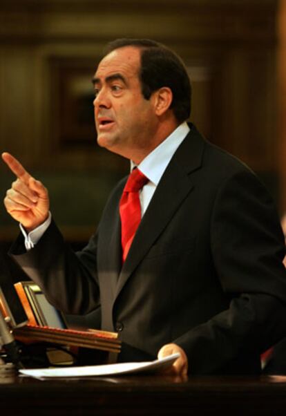 El ministro de Defensa, José Bono, durante su intervención.
