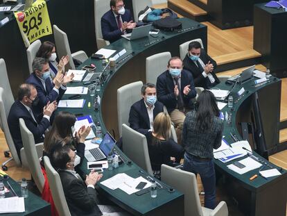 Los concejales de Ciudadanos aplauden la nueva  ordenanza de las terrazas, durante el pleno del Ayuntamiento de Madrid.