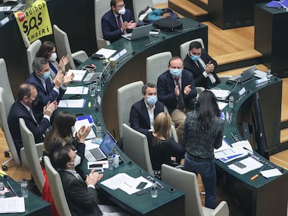 Los concejales de Ciudadanos aplauden la nueva  ordenanza de las terrazas, durante el pleno del Ayuntamiento de Madrid.