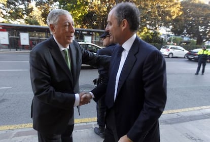 Camps saluda al secretario autonómico de Infraestructuras, Victoriano Sánchez.