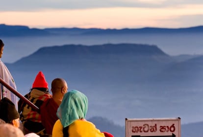 Durante más de 1.000 años, los peregrinos han subido fatigosamente el Pico de Adán para estar sobre la huella de Buda, respirar el aire allí donde Adán pisó la tierra por primera vez y ver el lugar donde las mariposas van a morir. Hoy, los turistas se suman a los peregrinos locales que suben de noche para contemplar la salida del sol (en la imagen). La sensación de magia sigue siendo tan excepcional como seguramente lo fue para el mismísimo Adán.