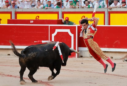 Jesús E. Colombo, en un par de banderillas al sexto toro de la tarde.