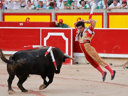 Jesús E. Colombo, en un par de banderillas al sexto toro de la tarde.