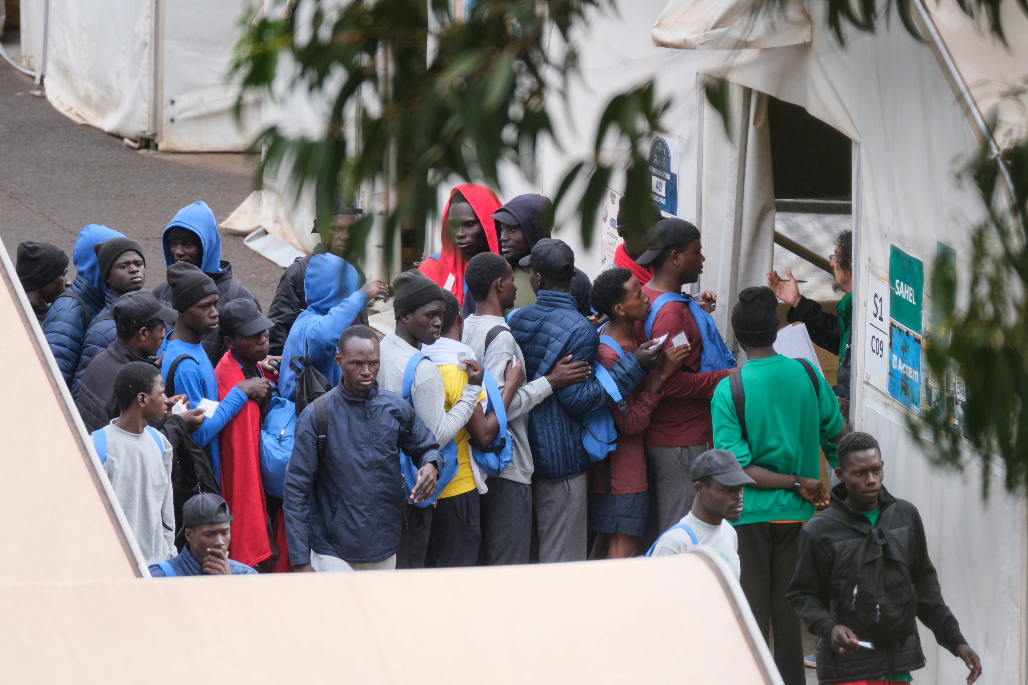 El Defensor del Pueblo instó en julio al Gobierno a que abriese centros de recepción de menores migrantes ante el aumento de llegadas en Canarias