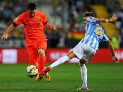 Messi supera a Castillejo en el partido frente al Málaga. 