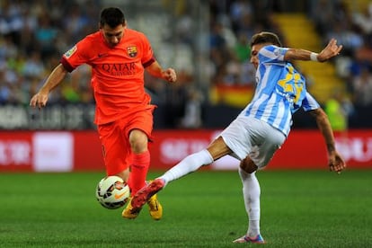 Messi supera a Castillejo en el partido frente al Málaga. 
