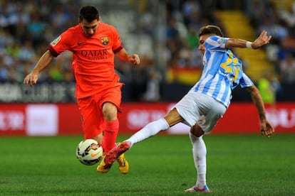 Messi supera a Castillejo en el partido frente al Málaga.