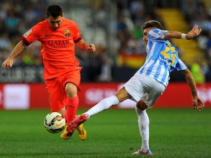 Messi supera a Castillejo en el partido frente al Málaga. 