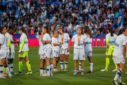 The Real Sociedad players console themselves after the defeat against FC Barcelona.