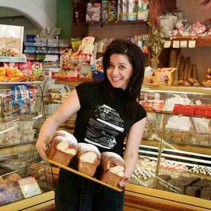 Luminita Tecu, de Rumania, muestra una bandeja con 'kozonacs'.