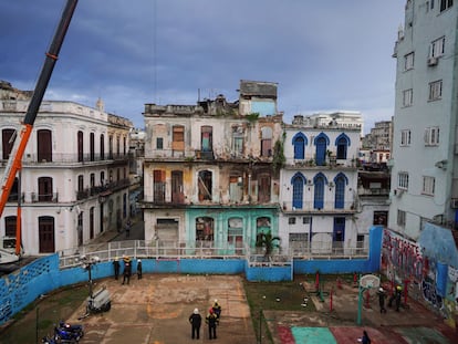 Servicios de emergencia trabajan en el sitio de un derrumbe en La Habana, Cuba, el 4 de octubre 2023.
