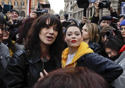 Asia Argento, a la izquierda, con Rose McGowan en una manifestación en Roma el pasado marzo.