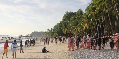 Turistas en la isla filipina de Boracay.