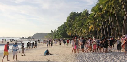 Turistas en la isla filipina de Boracay.