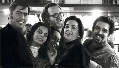 Vargas Llosa y su mujer, Patricia Llosa; Jos&eacute; Donoso y Pilar Serrano, y el matrimonio Garc&iacute;a M&aacute;rquez, en una foto sin fechar de los setenta, en Barcelona.