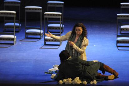 Floria Tosca y Mario Cavaradossi, en una escena del primer acto de Tosca, en el Palau de les Arts.