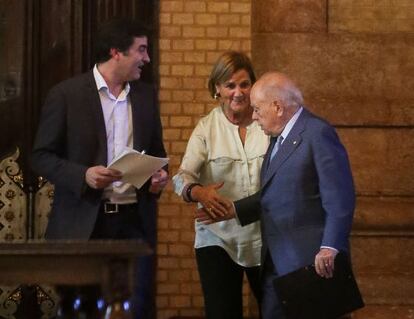La presidenta del Parlament, Núria de Gispert, despide a Jordi Pujol después de que el exmandatario declarase en septiembre.
