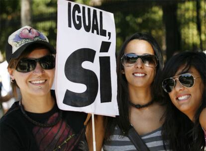 Tres asistentes a la manifestación.