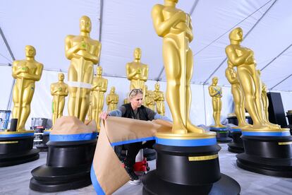 Una trabajadora prepara el miércoles 8 de marzo varias estatuas de los Oscar para la gala. 