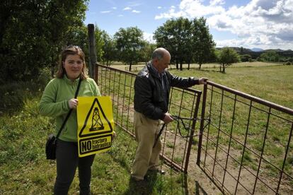 Janet Ortiz and her father on the land a fracking firm threatened to expropriate.