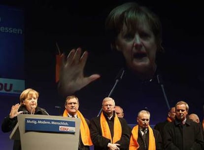 La canciller alemana, Angela Merkel, durante un discurso ante sus seguidores ayer en Francfort.