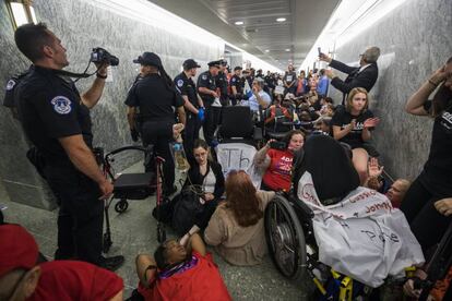 Grupos de pacientes protestando el lunes en el Congreso contra la reforma republicana