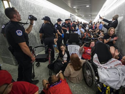 Grupos de pacientes protestando el lunes en el Congreso contra la reforma republicana