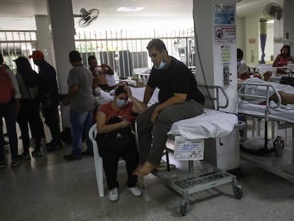 Las personas afectadas por el derrumbe de un estadio taurino son atendidas en un hospital en El Espinal, el 27 de junio de 2022.