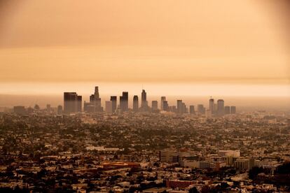 El centro de Los Ángeles registró el jueves la peor calidad del aire desde hace 30 años, cuando eran habituales las alertas de salud pública para no salir a la calle por el famoso 'smog' de la ciudad.