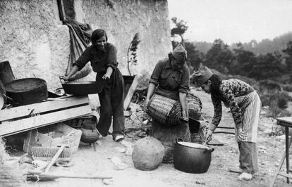 Dos mujeres cocinan en el frente republicano en 1936.