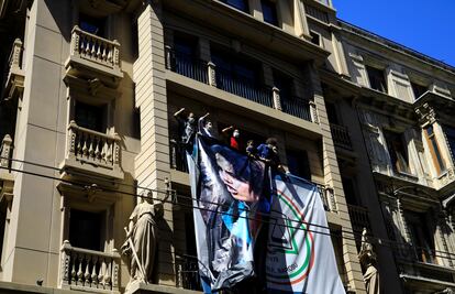 Abogados cuelgan un retrato de Ebru Timtik en la fachada del Colegio de Abogados de Estambul, en agosto.