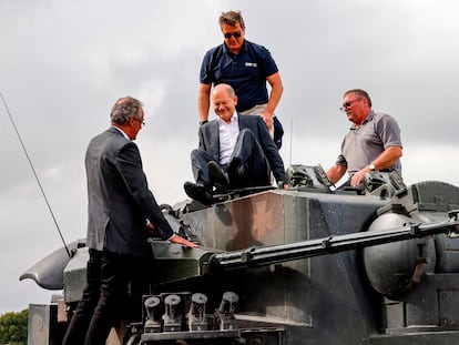 El canciller alemán, Olaf Scholz, probaba en agosto un carro de combate durante su visita a la planta de Krauss-Maffei en Oldenburg (Alemania).