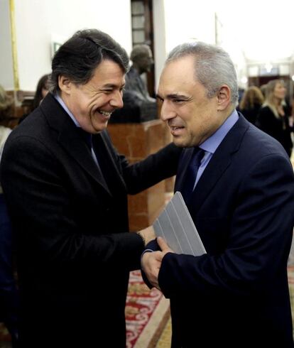 El presidente de la Comunidad de Madrid, Ignacio González, y el presidente de la gestora del PSM, Rafael Simancas, se saludan en los pasillos del Congreso.