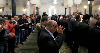 Decenas de hombres rezan en Centro Cultural Islámico de Madrid.