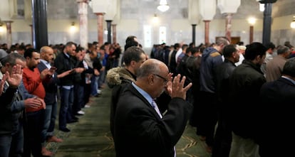 Decenas de hombres rezan en Centro Cultural Isl&aacute;mico de Madrid. 