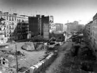 B 32481 - (4.2.2000) - Color - Derribos en la Calle de la Cadena nº 6 del Barrio del Raval de Bcn. - Foto : Marcel.li Sàenz -