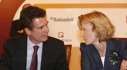 Elena Salgado junto a Jaime Guardiola, CEO de Banco Sabadell