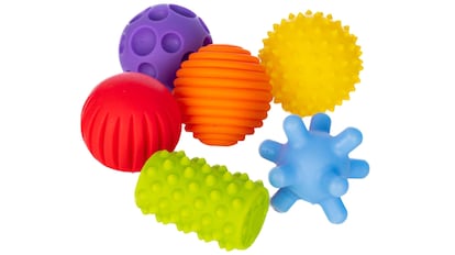 Original gifts for 1 year old babies: sensory balls in different colors.